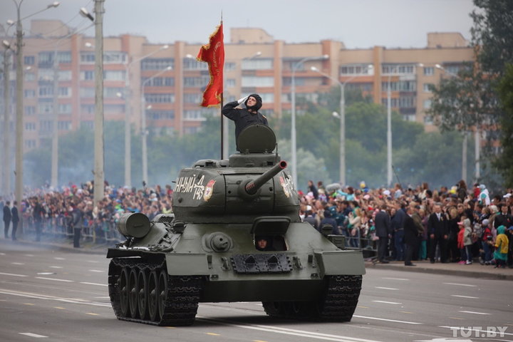 Техника минск. Танкисты на параде. Танки Белоруссии на параде. Танкист на танке парад. Минск танки.